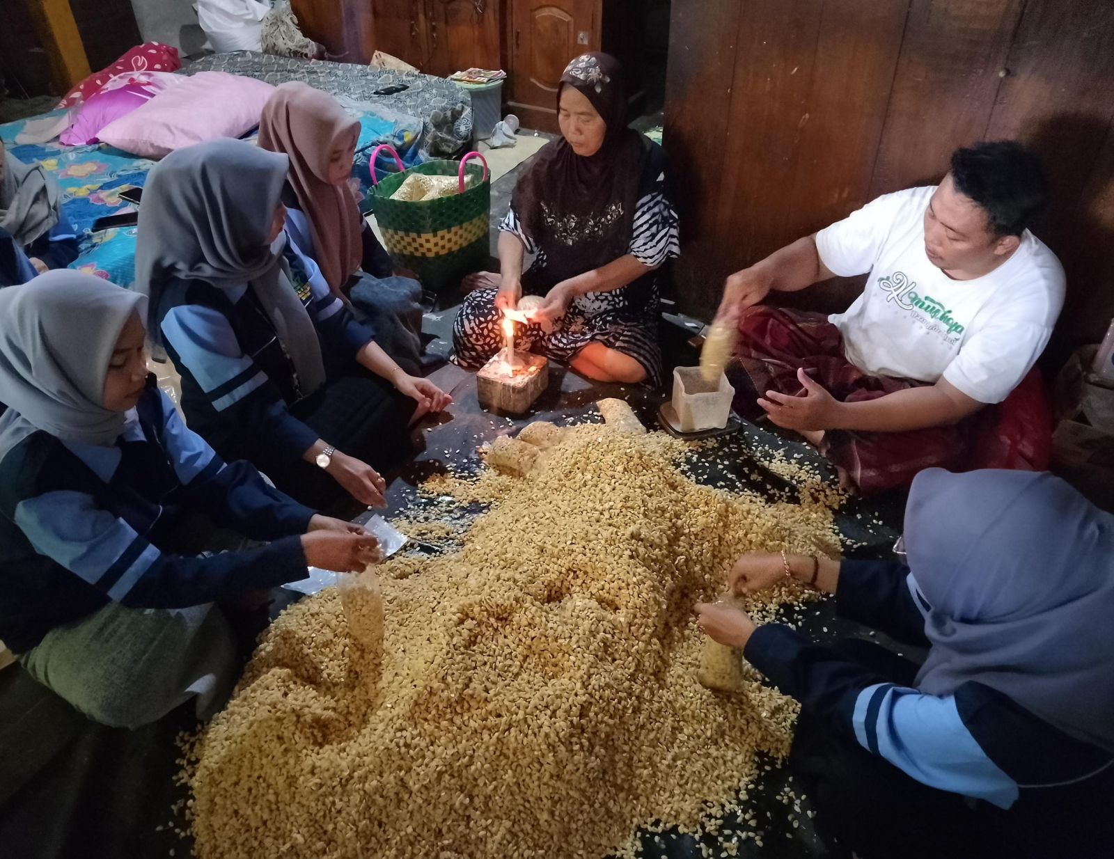 Bakul Tempe Lontrong: Sentuhan Tradisional untuk Kehidupan Sehari-hari di Cilacap